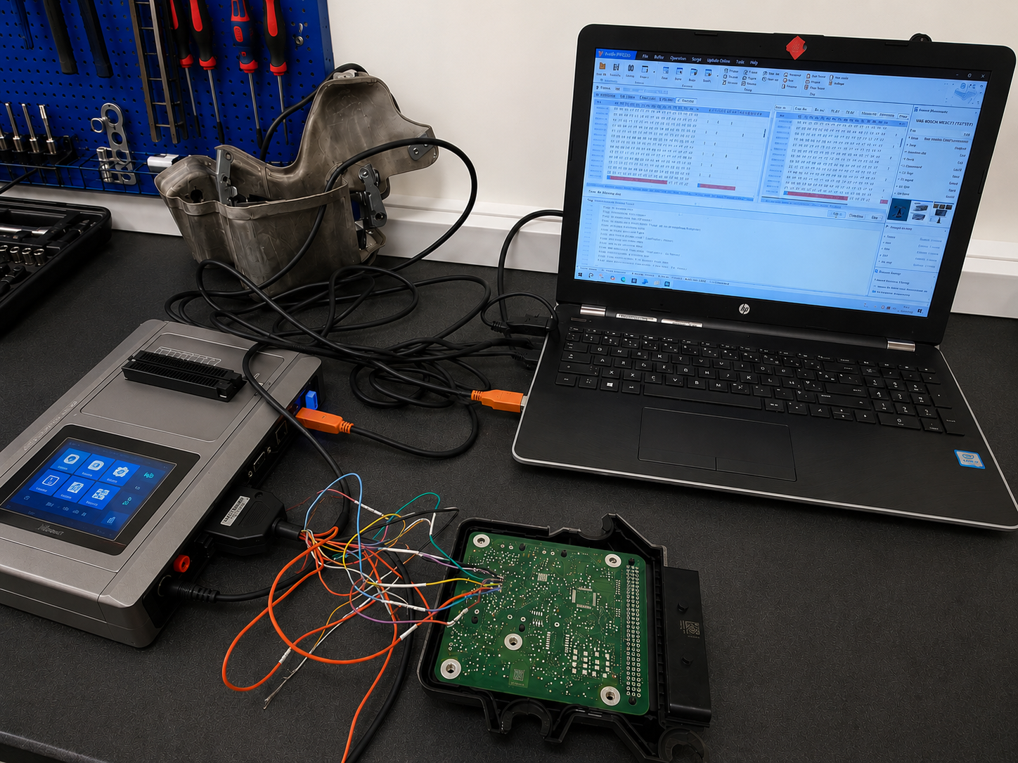 Travail de diagnostic et réparation électronique automobile